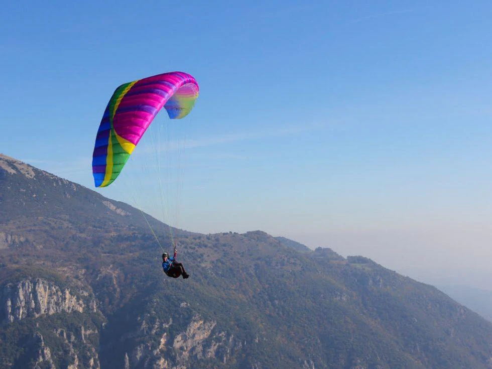 Lo que Nadie te Dice del Parapente: ¡Es Más Estrategia que Adrenalina!